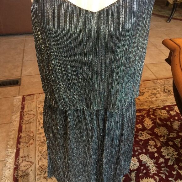 EVERLY FOIL Ruffle Shimmer Dress! - Picture 4 of 8